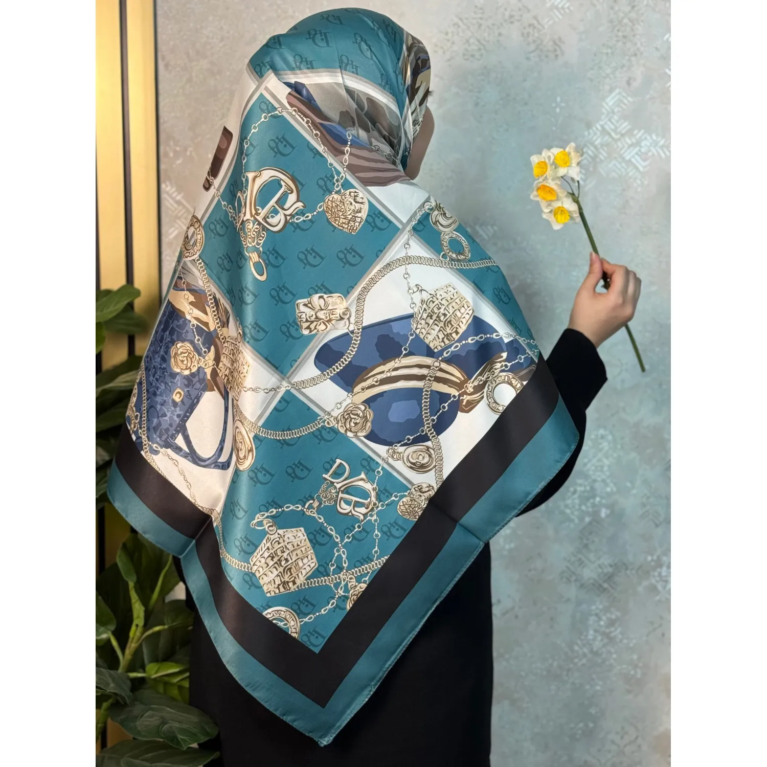 روسری-ساتن-ابریشم-سارینا-5811 روسری ساتن ابریشم سارینا - Image 1