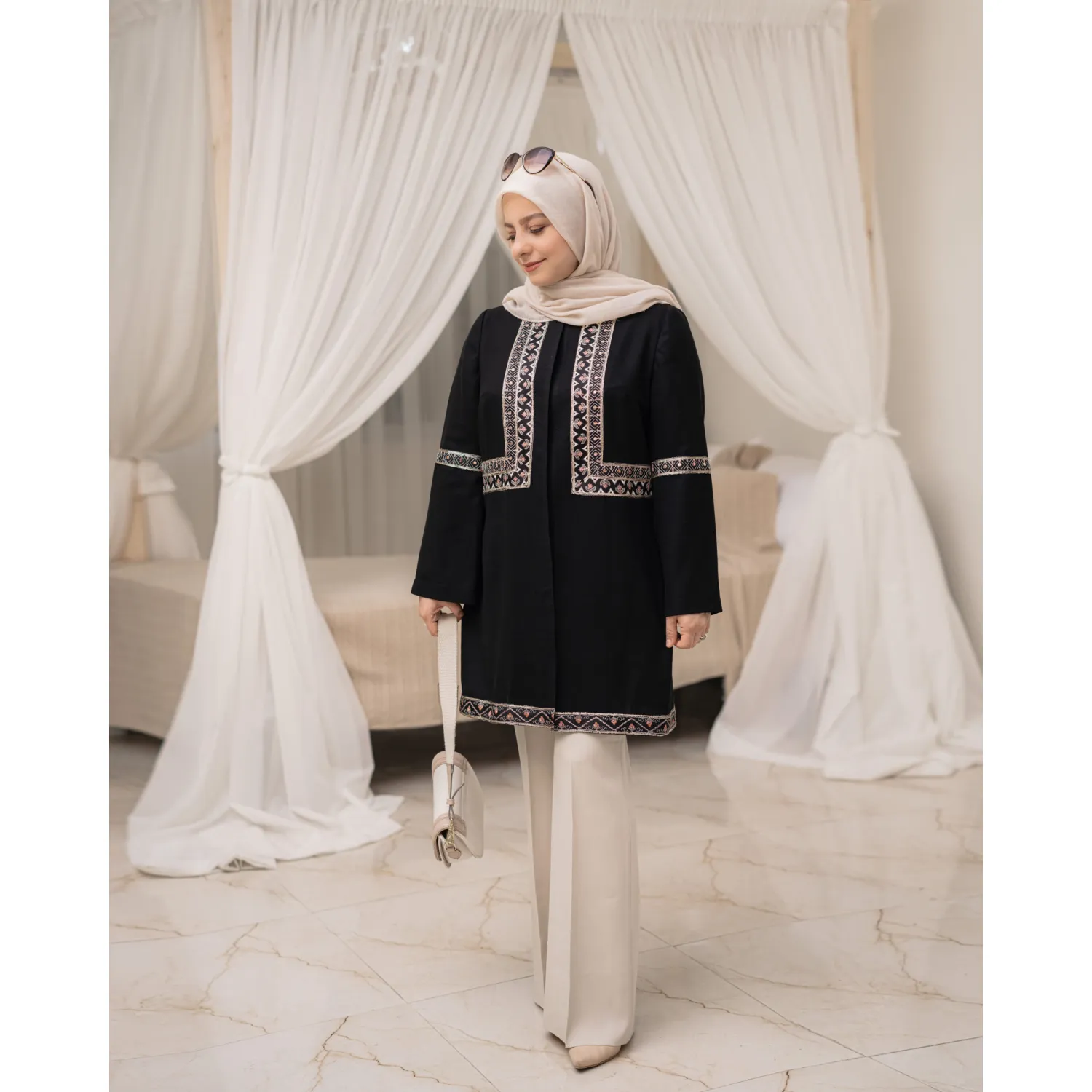 مانتو-کوتاه-با-نوار-گلدوزی-استایل-z87-16022 مانتو کوتاه با نوار گلدوزی استایل z87 - Image 1