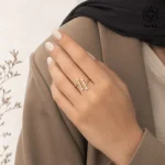 انگشتر استیل زنانه رزگلد طرح مارپیچ با نگین های کریستالی دو ردیفه کد 506230033 - Image 4