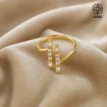 انگشتر استیل زنانه رزگلد طرح مارپیچ با نگین های کریستالی دو ردیفه کد 506230033 - Image 2