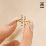 انگشتر استیل زنانه رزگلد طرح مارپیچ با نگین های کریستالی دو ردیفه کد 506230033 - Image 3