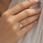 انگشتر استیل زنانه طرح پاپیون با نگین کریستال و مروارید - بدلیجات لوکس رزگلد ژوپینگ کد 506230110-33 - Image 4
