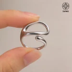انگشتر استیل نقره ای انتزاعی کد 509151096 - Image 3