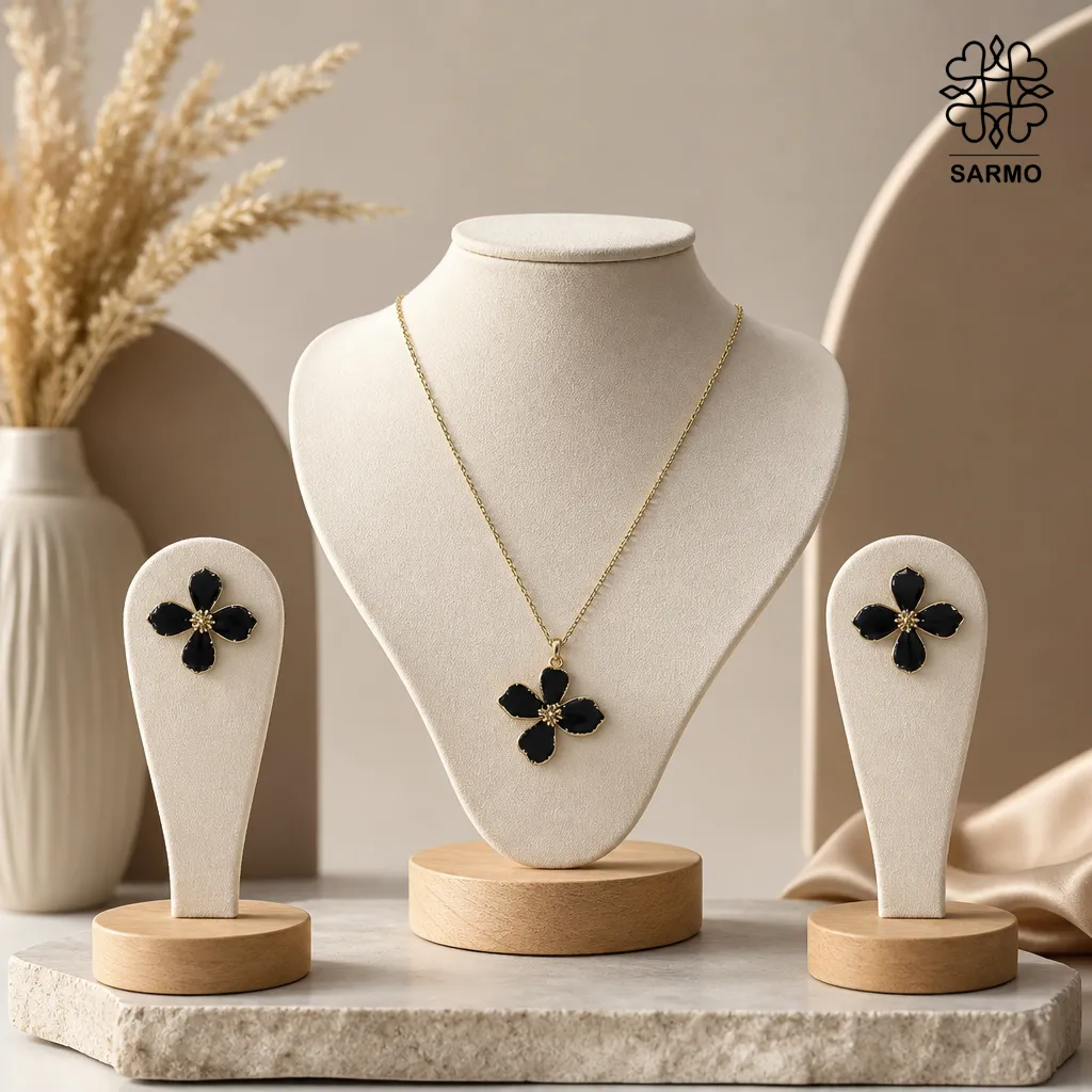 گردن-بند-گل-چهار-پر-مشکی-کد-509428073-954-F3xrR نیم ست گل چهار پر مشکی کد 509428073 - Image 1