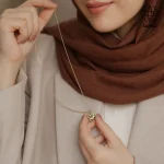 گردنبند استیل ونکلیف تک گل طلایی کد 509428062 - Image 4