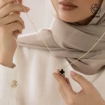 گردنبند استیل ونکلیف تک گل مشکی طلایی کد 509428062 - Image 4