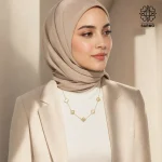 گردنبند استیل ونکلیف پنج گل طلایی طرح دار کد 509428035 - Image 3