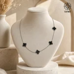 گردنبند استیل ونکلیف پنج گل مشکی نقره ای کد 509428010 - Image 2